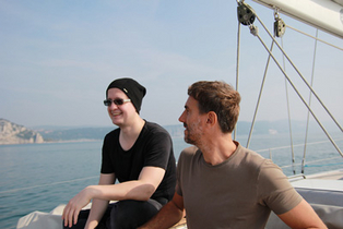  Accessoires auf hoher See: Mütze und Sonnenbrille 